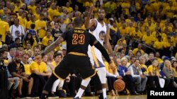 LeBron James (23) de Cleveland Cavaliers tente de contrer l'attaquant de Golden State Warriors Kevin Durant (35) au cours du match de la finale de la NBA de 2017 à Oracle Arena, 4 juin 2017.