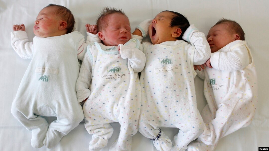 Bayi-bari di bangsal bersalin di Rumah Sakit Rechts der Isar di Munich, 18 Januari 2011.