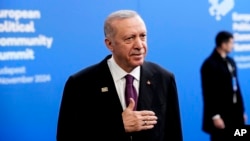 ប្រធានាធិបតីតួកគី លោក Recep Tayyip Erdogan មកដល់កិច្ចប្រជុំកំពូលសហគមន៍នយោបាយអឺរ៉ុប (EPC) នៅក្នុងទីក្រុង Budapest ប្រទេសហុងគ្រី កាលពីថ្ងៃព្រហស្បតិ៍ ទី៧ ខែវិច្ឆិកា ឆ្នាំ២០២៤។