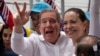 Edmundo González Urrutia, candidato presidencial opositor, hace el signo de la victoria junto a la dirigente María Corina Machado en un acto político en Aragua, el 18 de mayo de 2024. El aspirante descartó firmar un acuerdo electoral con el presidente Nicolás Maduro.