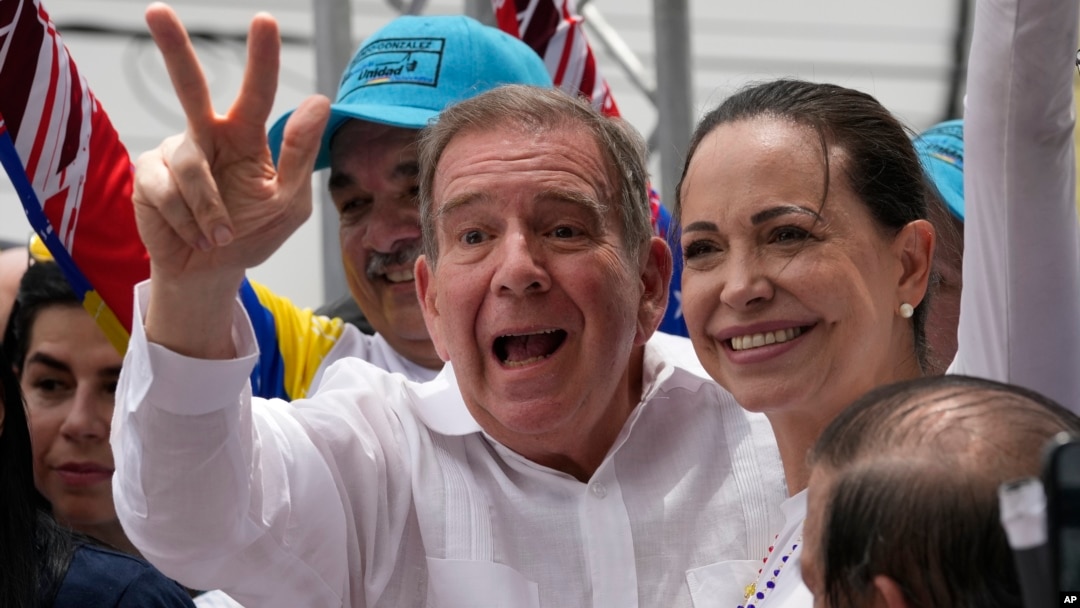 Edmundo González Urrutia, candidato presidencial opositor, hace el signo de la victoria junto a la dirigente María Corina Machado en un acto político en Aragua, el 18 de mayo de 2024. El aspirante descartó firmar un acuerdo electoral con el presidente Nicolás Maduro.