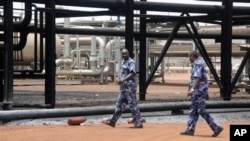 Sudanese armed forces walk inside oil production facility at border town of Heglig, Sudan (file photo)