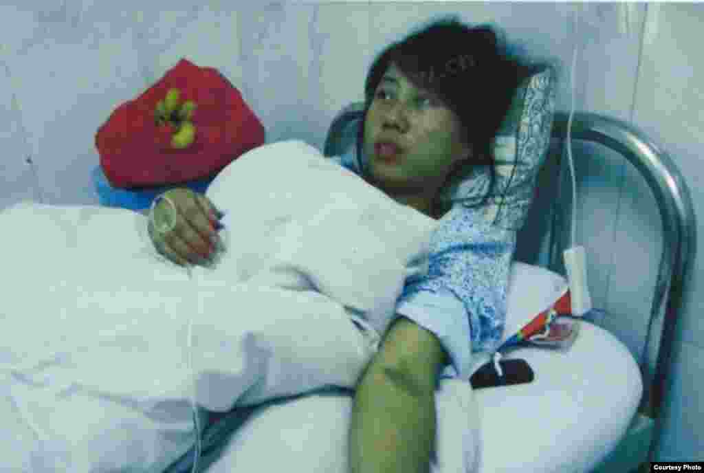 6月2日，怀孕七个多月的冯建梅被陕西省镇平县计划生育官员强制带到医院堕胎。打下来的已成形的胎儿和被堕胎后的冯建梅一道躺在床上的照片在网络流产，引起民愤。当地官员道歉，但仅承认是&ldquo;违规&rdquo;。这起事件再次引起对强制性计划生育政策的关注。(网络照片）