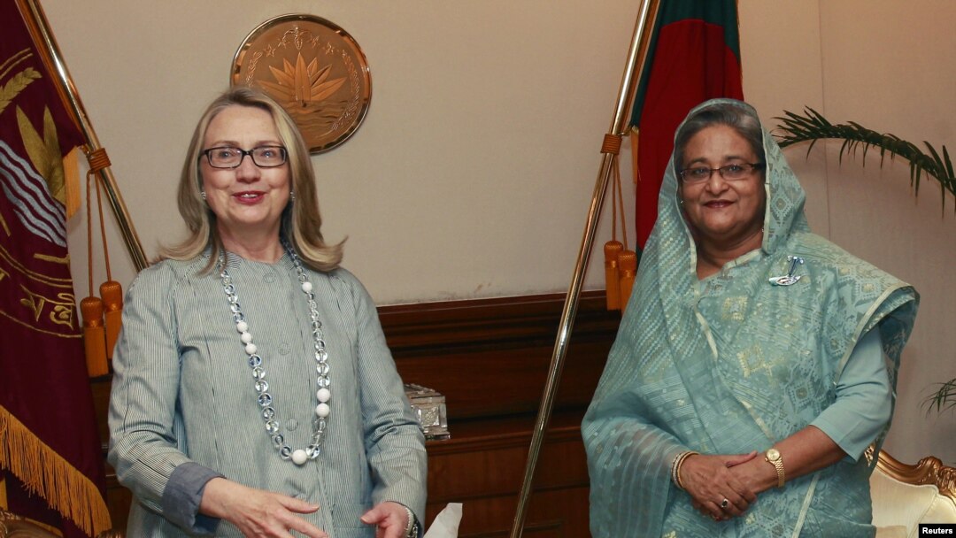 Menlu AS Hillary Clinton (kiri) bertemu dengan PM Bangladesh Sheikh Hasina di Dhaka (5/5).