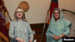 Menlu AS Hillary Clinton (kiri) bertemu dengan PM Bangladesh Sheikh Hasina di Dhaka (5/5).