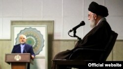 آیت الله خامنه ای به سخنان جواد ظریف گوش می دهد - ۱۰ آبان ۱۳۹۴