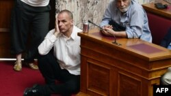 Grčki ministar finansija Janis Varufakis u parlamentu sluša govor premijera Ciprasa, 16. jun 2015. 