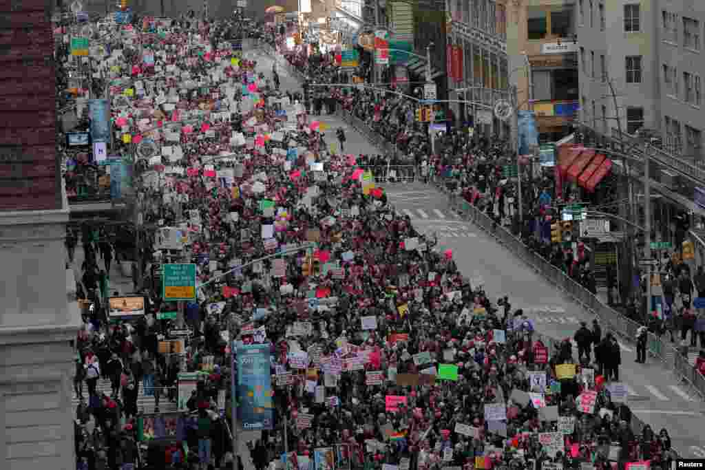 Para peserta pawai Women&#39;s March berjalan di sepanjang Sixth Avenue di Manhattan, New York, 20 Januari 2018.
