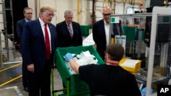 도널드 트럼프 미국 대통령이 5일 애리조나주 피닉스의 허니웰 공장을 방문했다.