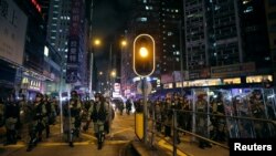 2019年8月3日晚香港警察驅散反送中抗議人群後行走在街道上。