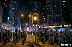 Polisi Hong Kong membubarkan para pengunjuk rasa dan berjalan di jalanan pada malam 3 Agustus 2019. (Foto: dok).