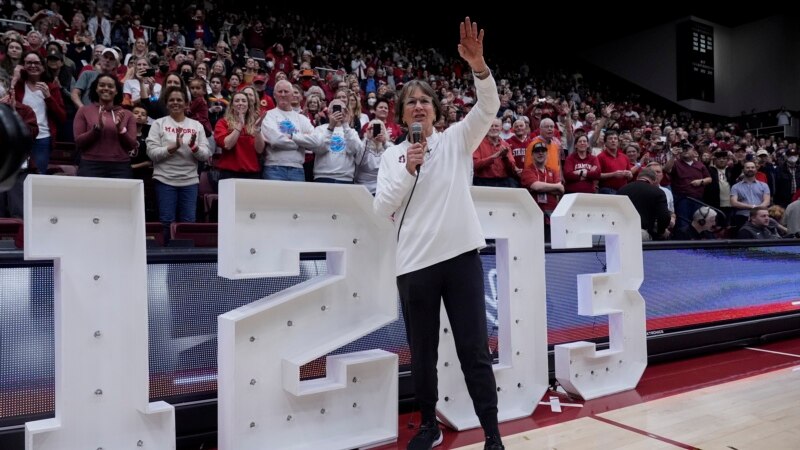 Stanford's Tara Vanderveer Now Winningest Coach in Major College Basketball