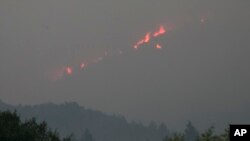 11일 미국 캘리포니아주 소노마의 산등성이에서 불길이 타오르고 있다.