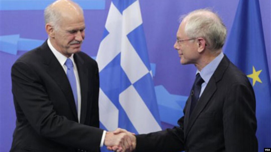 Perdana Menteri Yunani George Papandreou (kiri) dan Presiden Dewan Eropa Herman Van Rompuy dalam pertemuan Uni Eropa di Brussels, Belgia.
