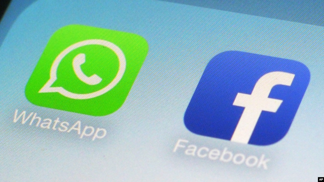 Logo WhatsApp dan Facebook app dalam ponsel.