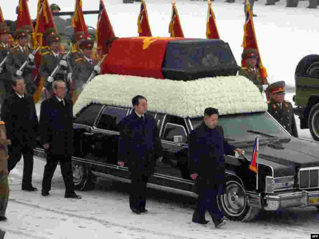 Kim Jong Un đi phía trước, bên trái xe tang, theo sau là các giới chức lãnh đạo đảng Lao Động và quân đội.