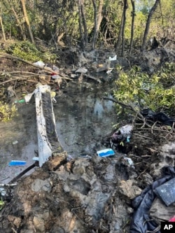 在泰國北柳府巴功縣墜毀一架小型飛機後，泰國救援人員展開搜救。 （2024年8月22日）