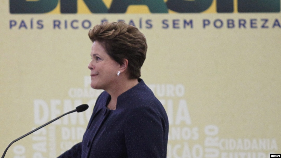 La presidenta Roussef de Brasil llora durante la inauguración de la Comisión de la Verdad.