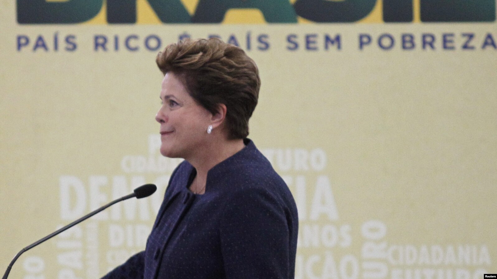 La presidenta Roussef de Brasil llora durante la inauguración de la Comisión de la Verdad.