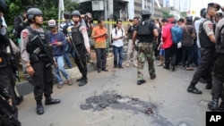 지난달 14일 인도네시아 자카르타 시에서 폭탄 테러가 발생해 경찰이 출동했다. 범인들은 번화가 스타벅스 커피샵 인근에 폭발물을 설치ㅎ하고 도주 과정에서 경찰과 총격전을 벌였다. (자료사진) 