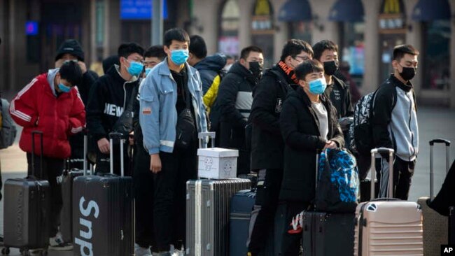 北京火车站外戴口罩的旅客。