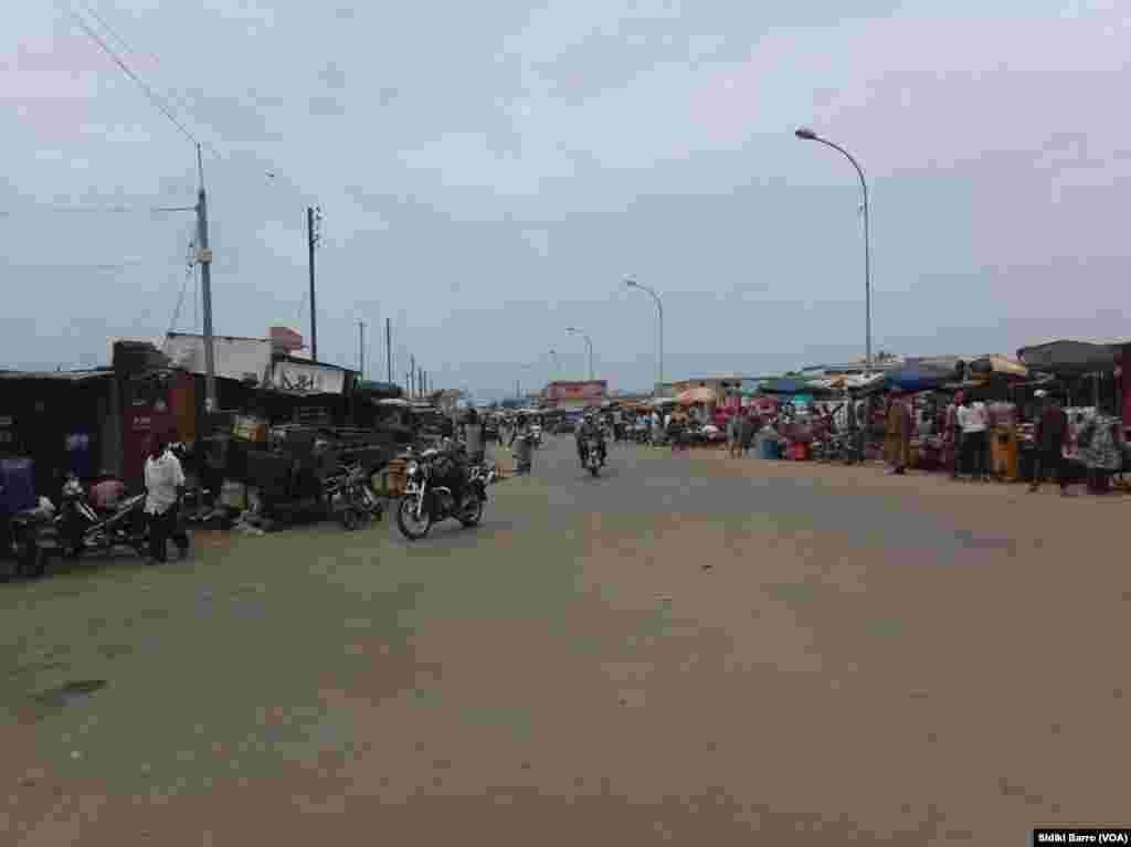 Quelques personnes sont sorties faire des emplettes au marché local à Bouaké, Cote d&rsquo;Ivoire, 13 mai 2017. (VOA/Sidiki Barro)