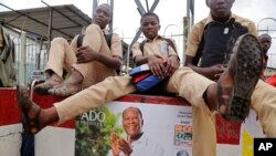 Affiche du président actuel Alassane Ouattara à Abidjan le 21 octobre 2015, pour les élections présidentielles ce dimanche. Source: AP