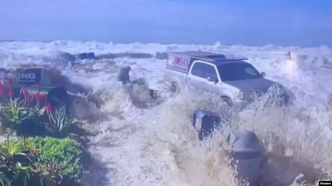 Talasi u Venturi, u Kaliforniji (Foto: Ventura Police Department and the City of Ventura via Ventura County Fire Department/Handout via REUTERS)