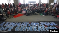Sinh viên Canada biểu tình phản đối tăng học phí tại Thành phố Quebec.