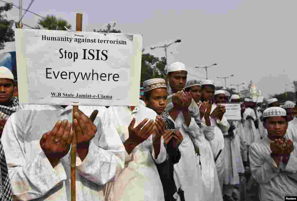 Activistas de grupo muçulmano rezam pelas vírimas dos ataques de Paris em Kolkata, Índia