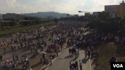 Las tensiones políticas se intensificaron luego de dos sentencias que el Tribunal Supremo de Justicia emitió a fines de marzo en las que asumieron las atribuciones de la Asamblea Nacional y limitó la inmunidad de los legisladores. Foto: Álvaro Algarra / VOA