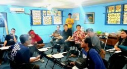 Anggota BETA UFO Indonesia sedang berdiskusi membahas berbagai fenomena penampakan UFO di sejumlah tempat di Indonesia dan dunia. (Foto: VOA/Petrus Riski)