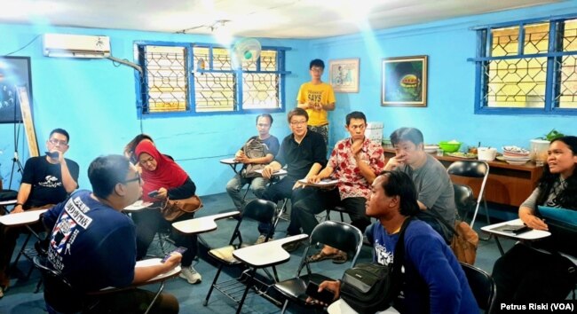 Anggota BETA UFO Indonesia sedang berdiskusi membahas berbagai fenomena penampakan UFO di sejumlah tempat di Indonesia dan dunia. (Foto: VOA/Petrus Riski)