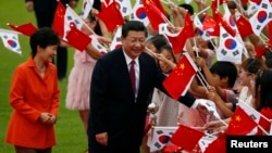 한국을 방문한 시진핑 중국 국가주석(가운데)이 3일 박근혜 대통령과의 정상회담에 앞서 청와대에서 열린 어린이들의 환영을 받고 있다.