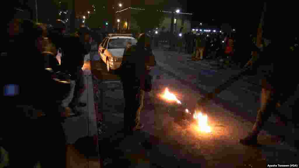 Manifestantes frente a la alcaldía de Ferguson.