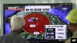 한국 서울역을 찾은 주민들이 20일 TV에서 나오는 북한의 단거리 발사체 추가 발사 소식을 지켜보고 있다.