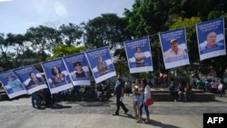 Se exhiben retratos de presos políticos durante una manifestación de ciudadanos nicaragüenses exiliados en Guatemala contra las elecciones generales celebradas en Nicaragua y el gobierno del presidente Daniel Ortega, en Ciudad de Guatemala, el 7 de noviembre de 2021.