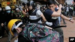 ဟောင်ကောင်မှာ အစိုးရဆန့်ကျင်ကန့်ကွက်သူတွေကို ရိုက်နှက်လူစုခွဲနေတဲ့ ရဲအရာရှိတွေ။ (နိုဝင်ဘာ ၃၀၊ ၂၀၁၄)