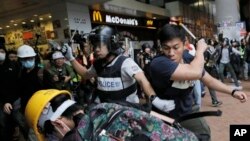 Police officers beat up protesters as they try to disperse them outside government headquarters in Hong Kong. (Dec. 1, 2014) 