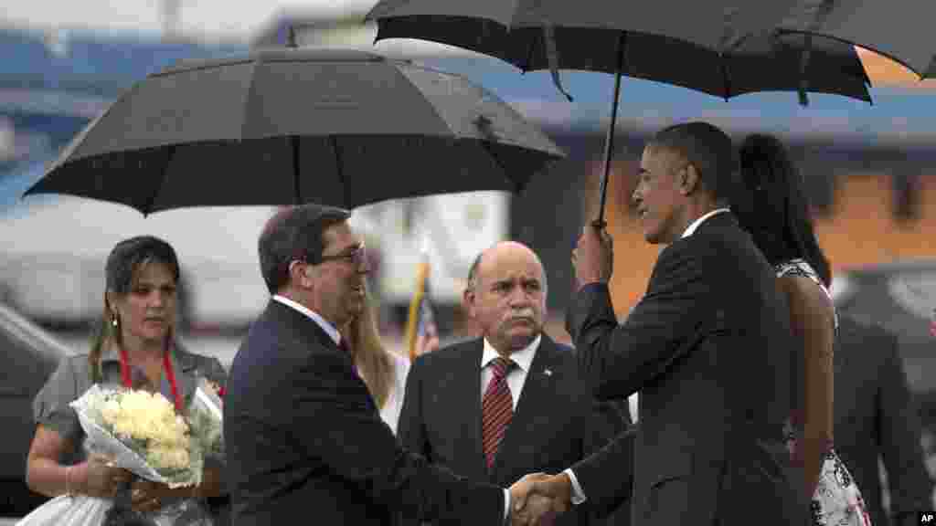 El canciller cubano Bruno Rodríguez saluda al presidente Barack Obama a su llegada a Cuba.