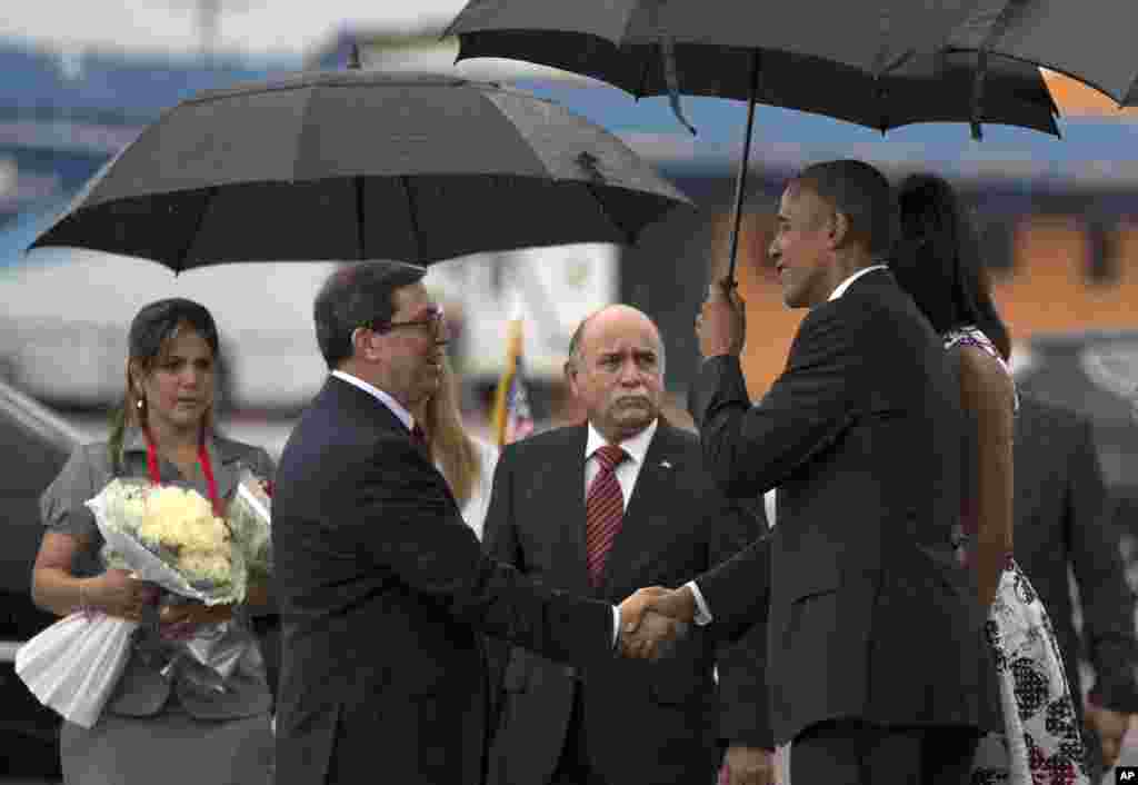 Presiden AS Barack Obama berjabat tangan dengan Menteri Luar Negeri Kuba Bruno Rodriguez di Havana (20/3). (AP/Cubadebate/Ismael Francisco)