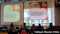 Dalam jumpa pers di Jakarta, Migrant Care mendesak pemerintah segera mengevaluasi moratorium pengiriman pembantu rumah tangga ke Timur Tengah. (VOA/Fathiyah Wardah)