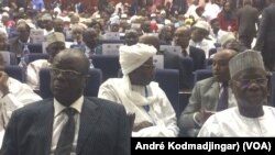 Au premier plan, deux anciens premiers ministres Emmanuel Nadigar en costume et Kalzeubé Pahimi, N'Djamena, Tchad, le 24 mars 2018. (VOA/André Kodmadjingar)