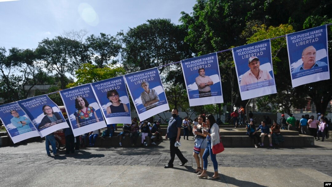 Sejumlah foto dari tahanan politik yang ditahan oleh pemerintah Nikaragua terpampang dalam sebuah protes yang dilakukan oleh para eksil Nikaragua di Guatemala pada 7 November 2021. Mereka memprotes pemilu yang dimenangkan kembali oleh Daniel Ortega. (Foto: AFP)