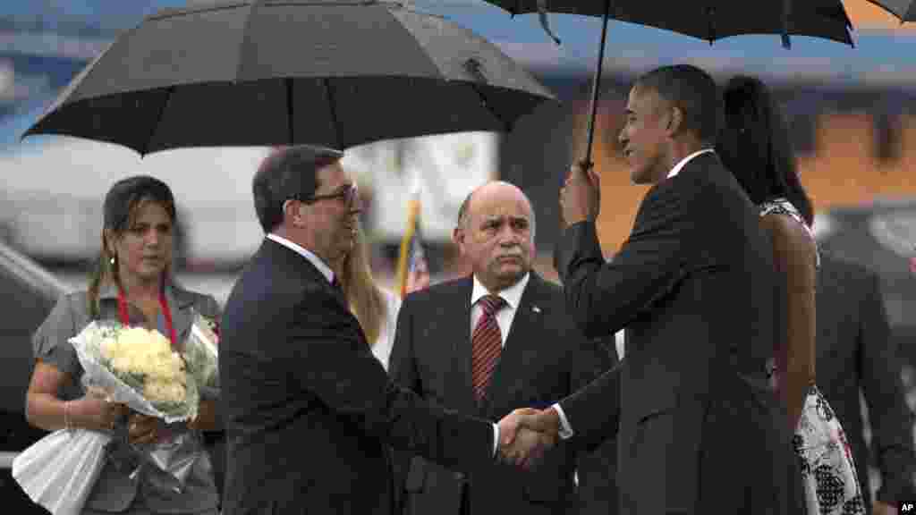 Le président Obama et le ministre Cubain des affaires etrangeres, Bruno Rodriguez. (Cubadebate/Ismael Francisco via AP)