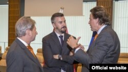 Glavni pregovarač Crne Gore Aleksandar Andrija Pejović sa evropskim komesarom za proširenje Johanesom Hanom i holandskim ministrom spoljnih poslova Bertom Kundersom (gov.me)