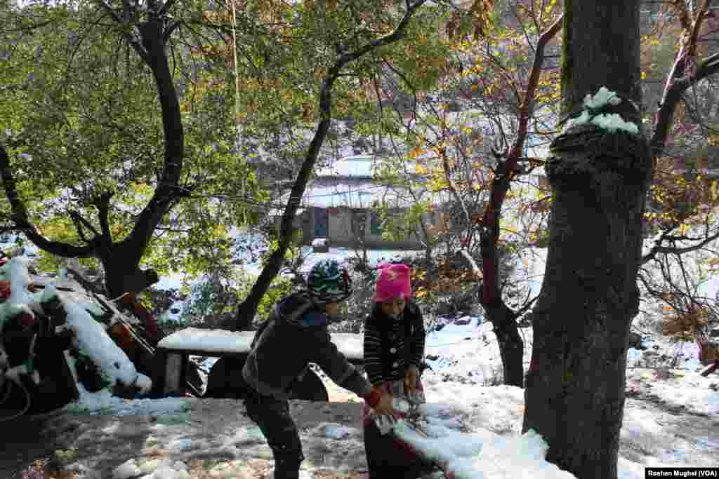 چکوٹھی میں بچے برف سے کھیل رہے ہیں۔
