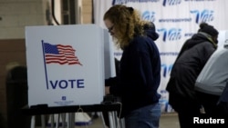 Para pemilih memberikan suara mereka dalam pemilihan presiden selama pemungutan suara awal menjelang penutupan pada 5 November di Kantor Pemilihan Umum Detroit, Michigan, Amerika Serikat, 28 Oktober 2024. (Foto: Rebecca Cook/Reuters)