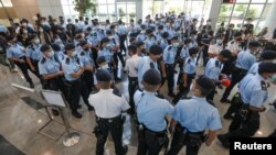 香港警察在苹果日报总部进行搜查并逮捕苹果日报高管。（2021年6月17日）