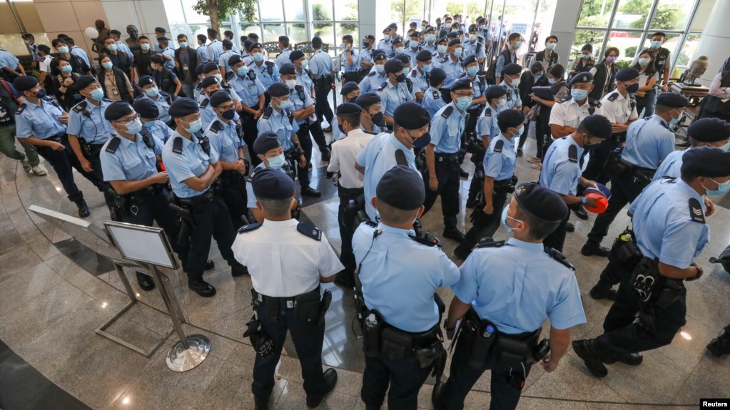 香港警察在苹果日报总部进行搜查并逮捕苹果日报高管。（2021年6月17日）